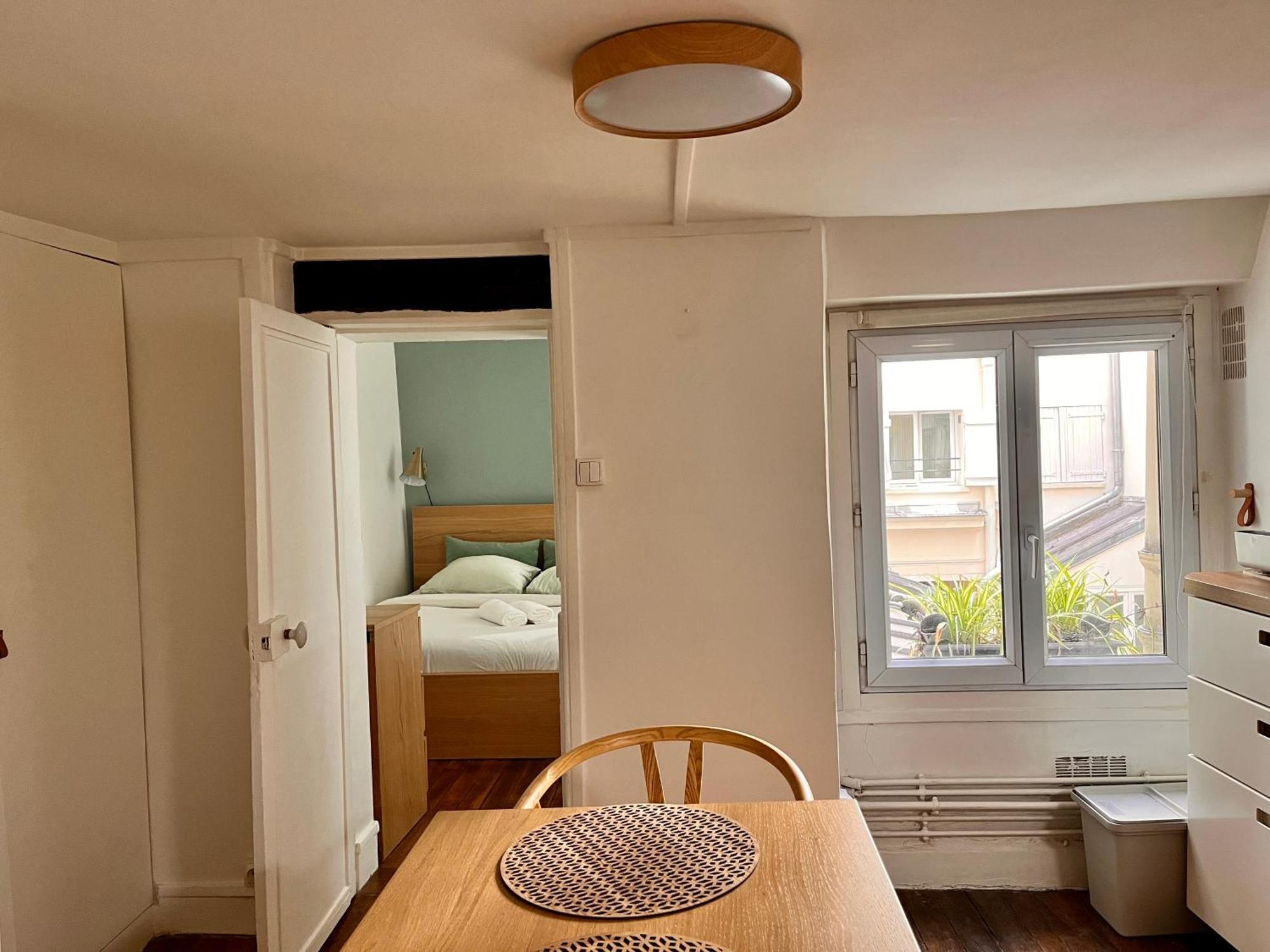 Cosy Flat Close To Montmarte, Ideal For 2 Pers Parijs